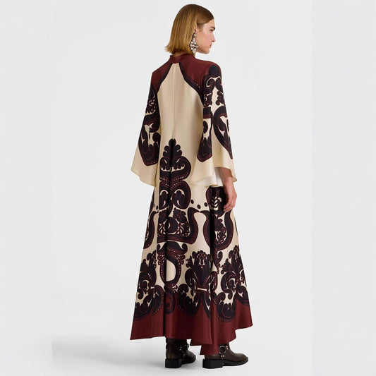 Maxikleid mit barockem Damastmuster | Ausgestellte Glockenärmel & Bindekragen | Luxuriöses, elegantes langes Boho-Kleid in Creme und Burgunderrot für Damen 