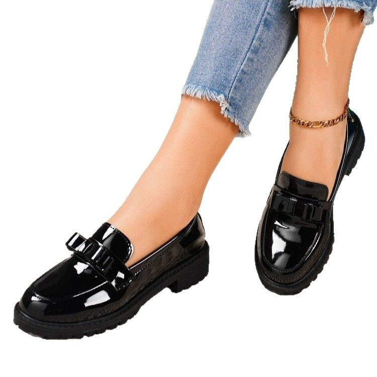 Burgunderrote Lackleder-Loafer mit Schleife für Damen | Glänzende dunkelrote Slipper mit Schleifendetail | Loafer mit griffiger Profilsohle und niedrigem Absatz | Hübsche feminine Lackleder-Loafer 