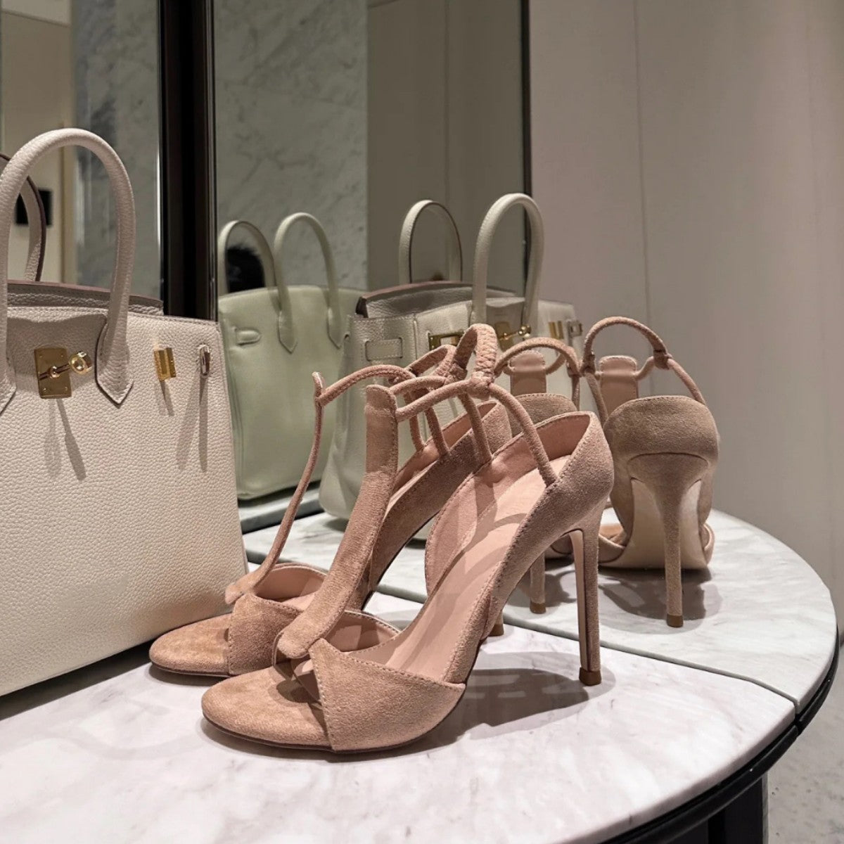 Beige Wildleder-Sandalen mit T-Riemen und Stilettoabsatz | Offene Zehenpartie, Schnürung am Knöchel, High Heels für Damen | Luxuriöse Designer-Sandalen 