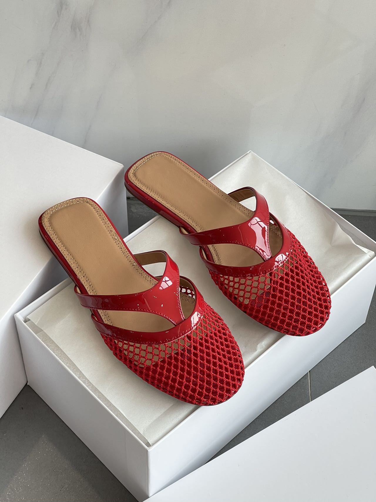 حذاء ماري جين مسطح من الجلد اللامع الأسود مع شبكة | حذاء باليه نسائي بفتحات تهوية | صندل مسطح أنيق بكعب مفتوح 