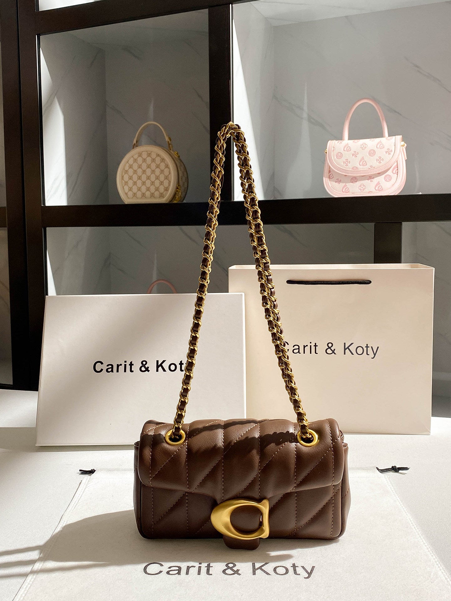 Braune, gesteppte Leder-Schultertasche – Designer-inspirierte Klappentasche mit Kettenriemen | Umhängetasche mit C-Verschluss und goldfarbenen Beschlägen 