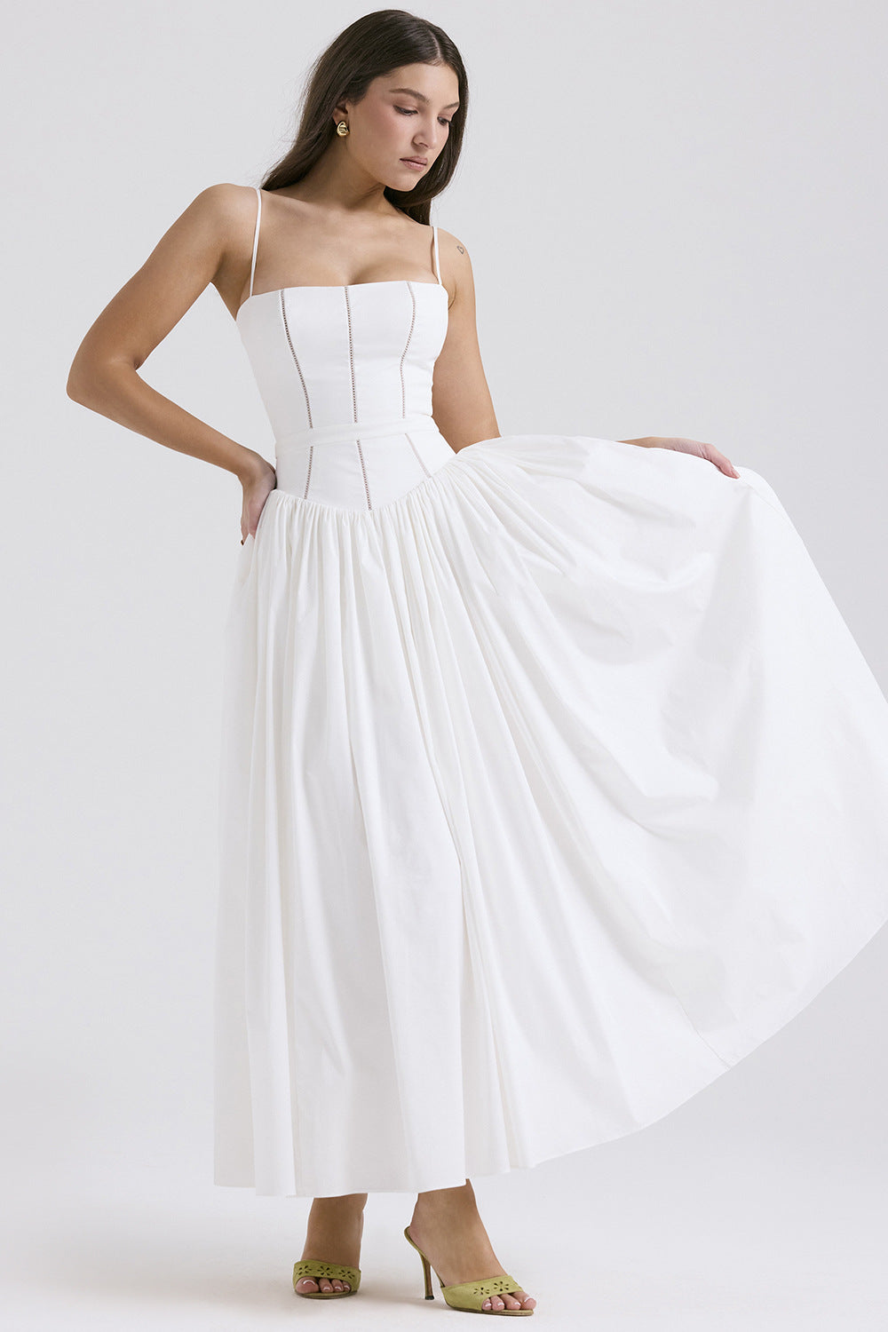 Abito midi a corsetto bianco | Stili con spalline sottili e maniche a sbuffo | Abito con gonna a pieghe floreale e tinta unita