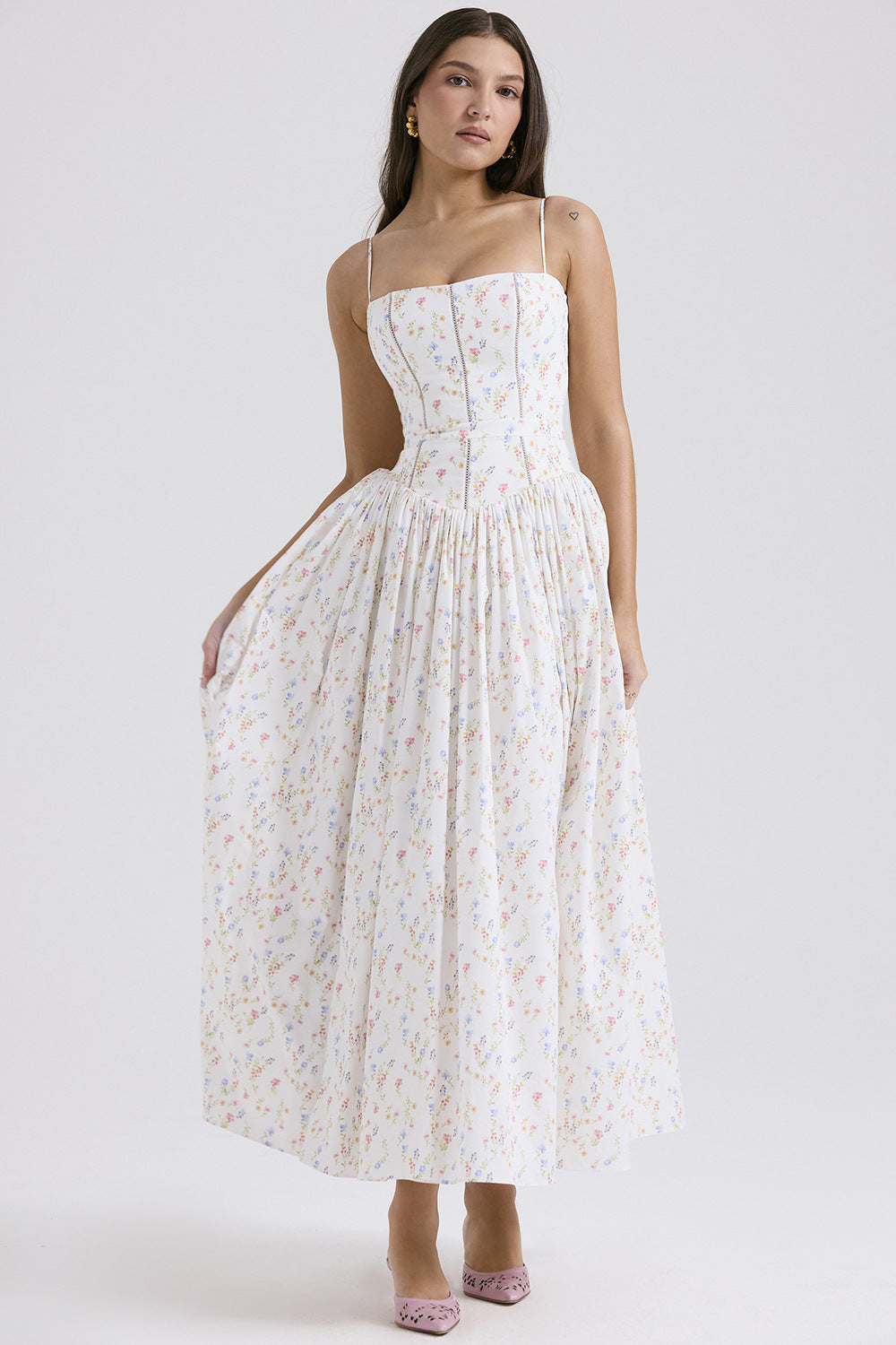 Abito midi a corsetto bianco | Stili con spalline sottili e maniche a sbuffo | Abito con gonna a pieghe floreale e tinta unita