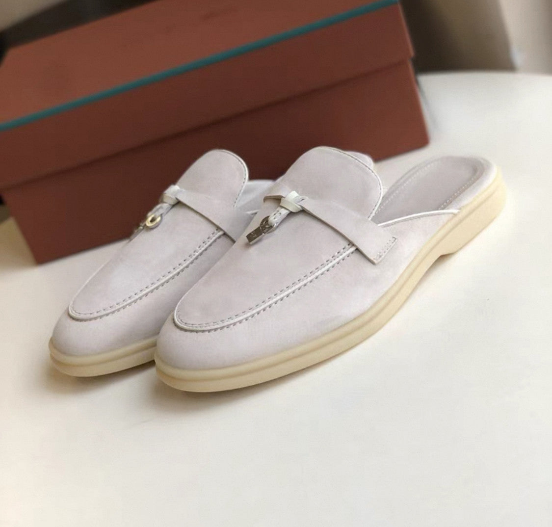 Rosa Wildleder-Mules für Damen mit silbernem Anhänger – luxuriös inspirierte, offene Slipper zum Hineinschlüpfen 