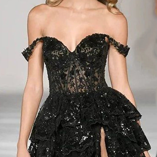Schwarzes schulterfreies Pailletten-Spitzen-Stufenkleid | Korsett Rüschen Schlitz Abendkleid | Ballkleid