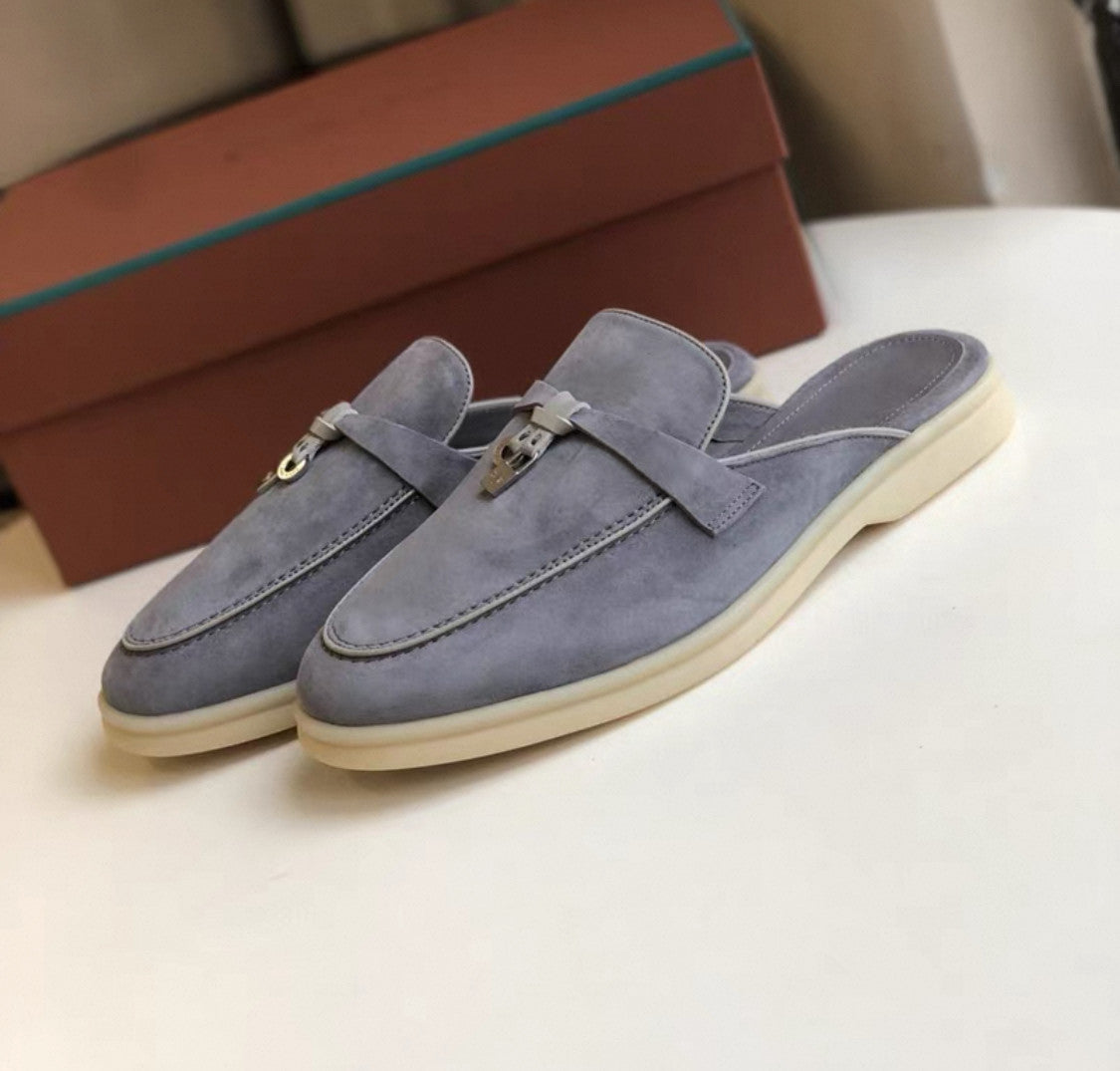 Rosa Wildleder-Mules für Damen mit silbernem Anhänger – luxuriös inspirierte, offene Slipper zum Hineinschlüpfen 