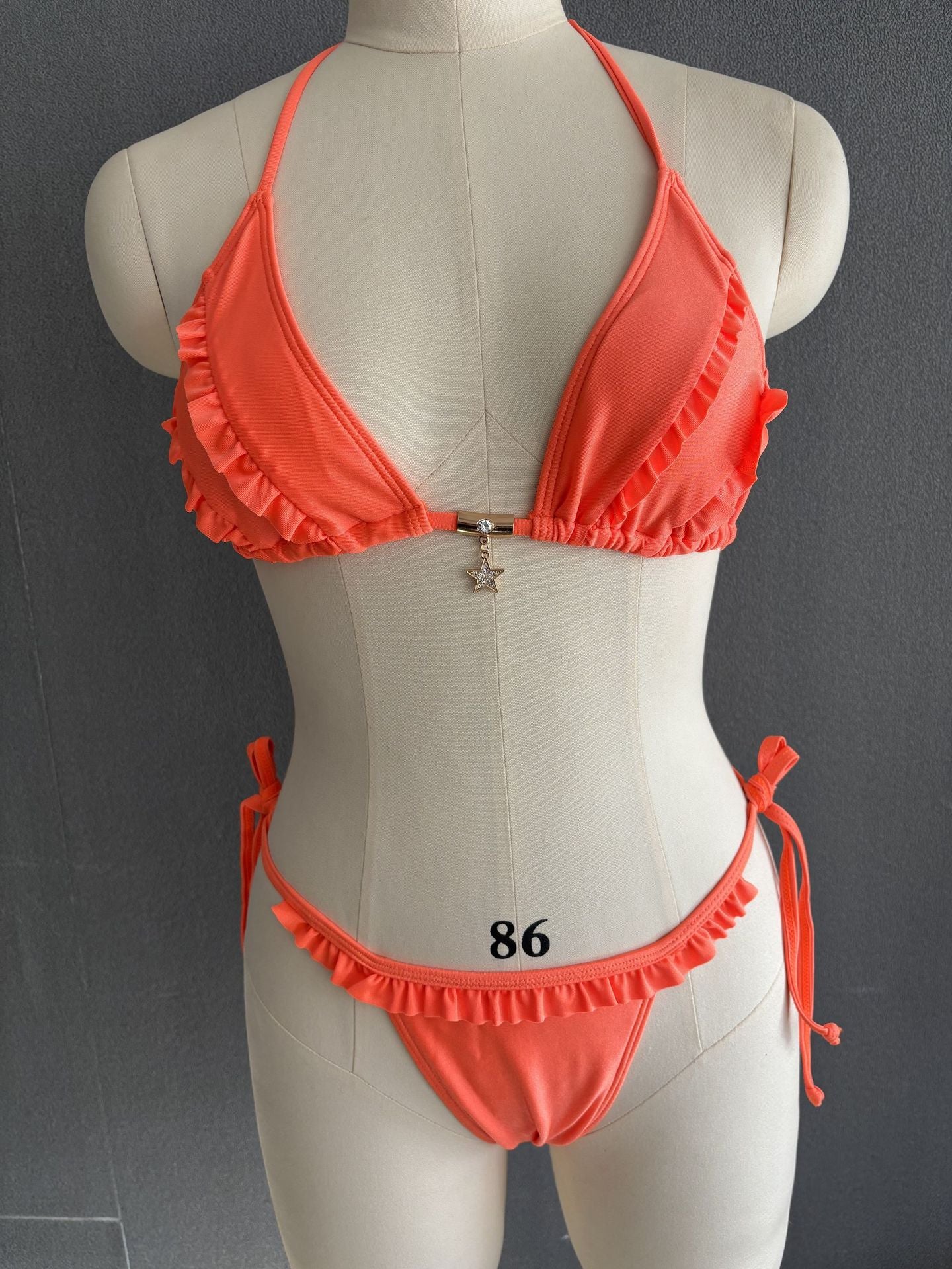 Costume da bagno bikini a triangolo con ruches color corallo | Top all'americana con bordo a balze e slip perizoma con laccetti laterali | Costume da bagno intero sexy e femminile da donna
