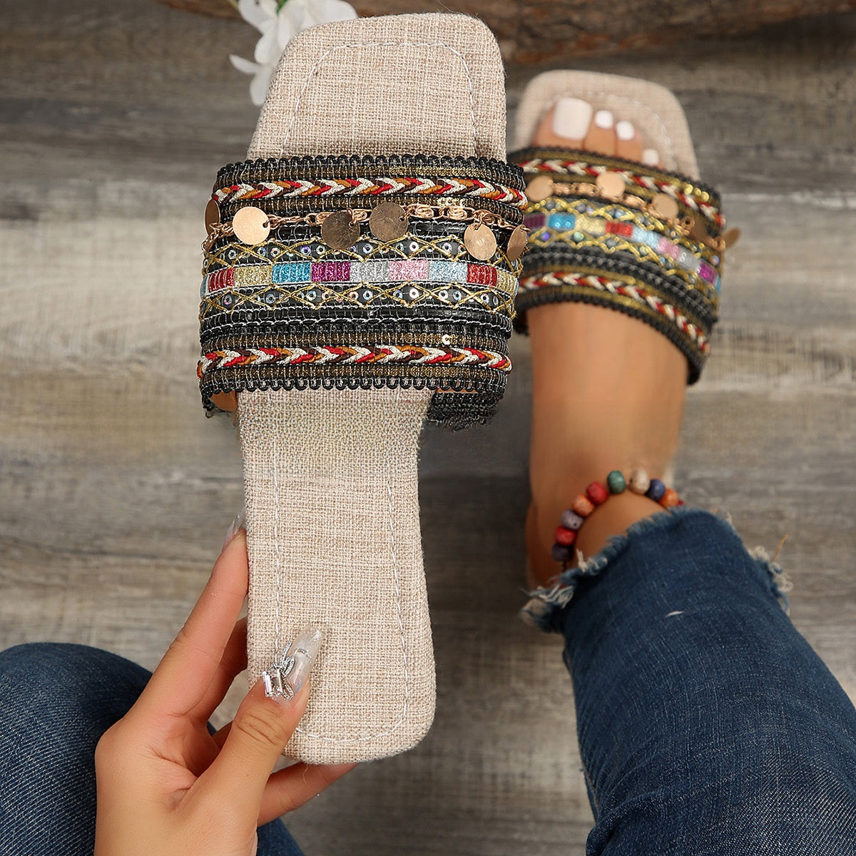 Boho-Sandalen für Damen | Mehrfarbig gewebter Riemen mit Goldmünzen-Detail | Sommersandalen mit eckiger Zehenpartie