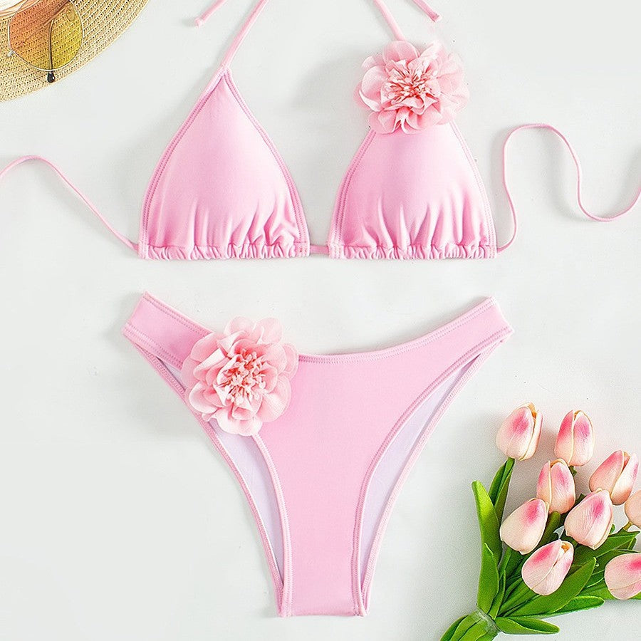 Costume da bagno bikini con applicazioni floreali 3D rosa | Top a triangolo all'americana e slip sgambati | Bikini da donna due pezzi floreale e femminile