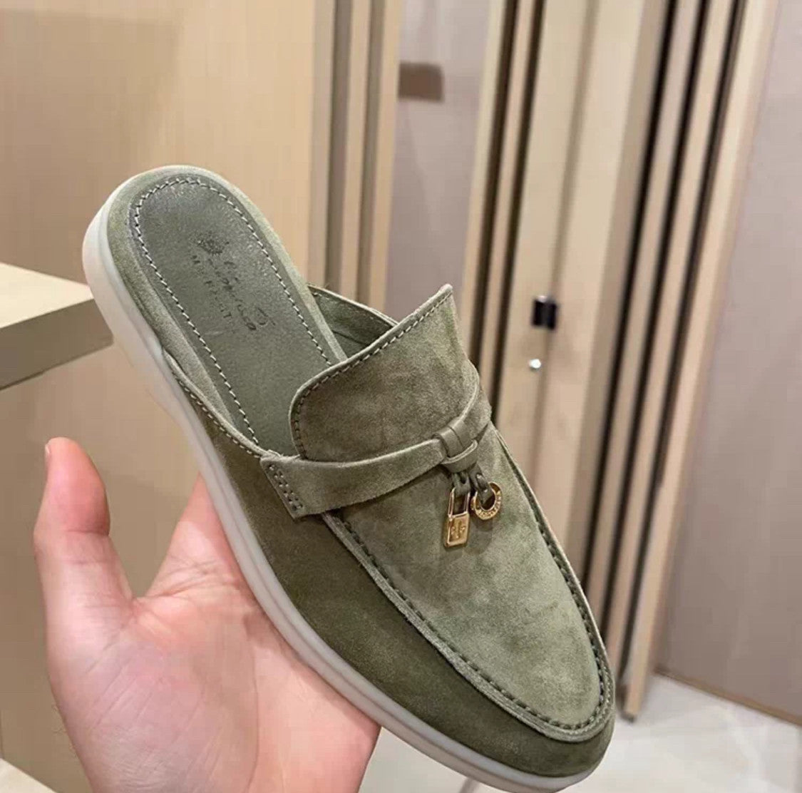 Rosa Wildleder-Mules für Damen mit silbernem Anhänger – luxuriös inspirierte, offene Slipper zum Hineinschlüpfen 