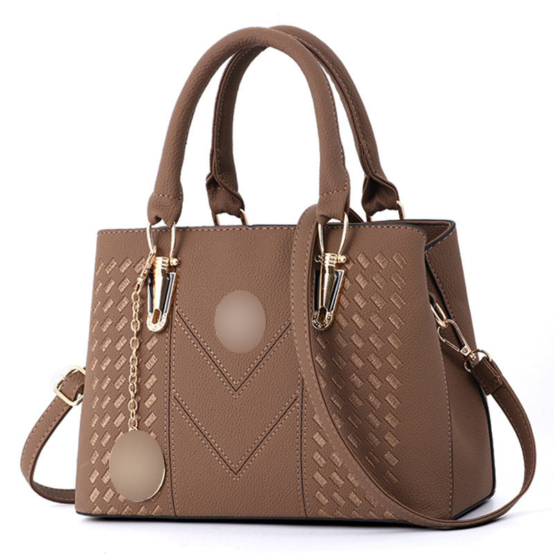 Schwarze, strukturierte Henkeltasche mit goldfarbenen Beschlägen – formstabile Tote Bag mit Schulterriemen | Designer-inspirierte Handtasche mit Anhänger 