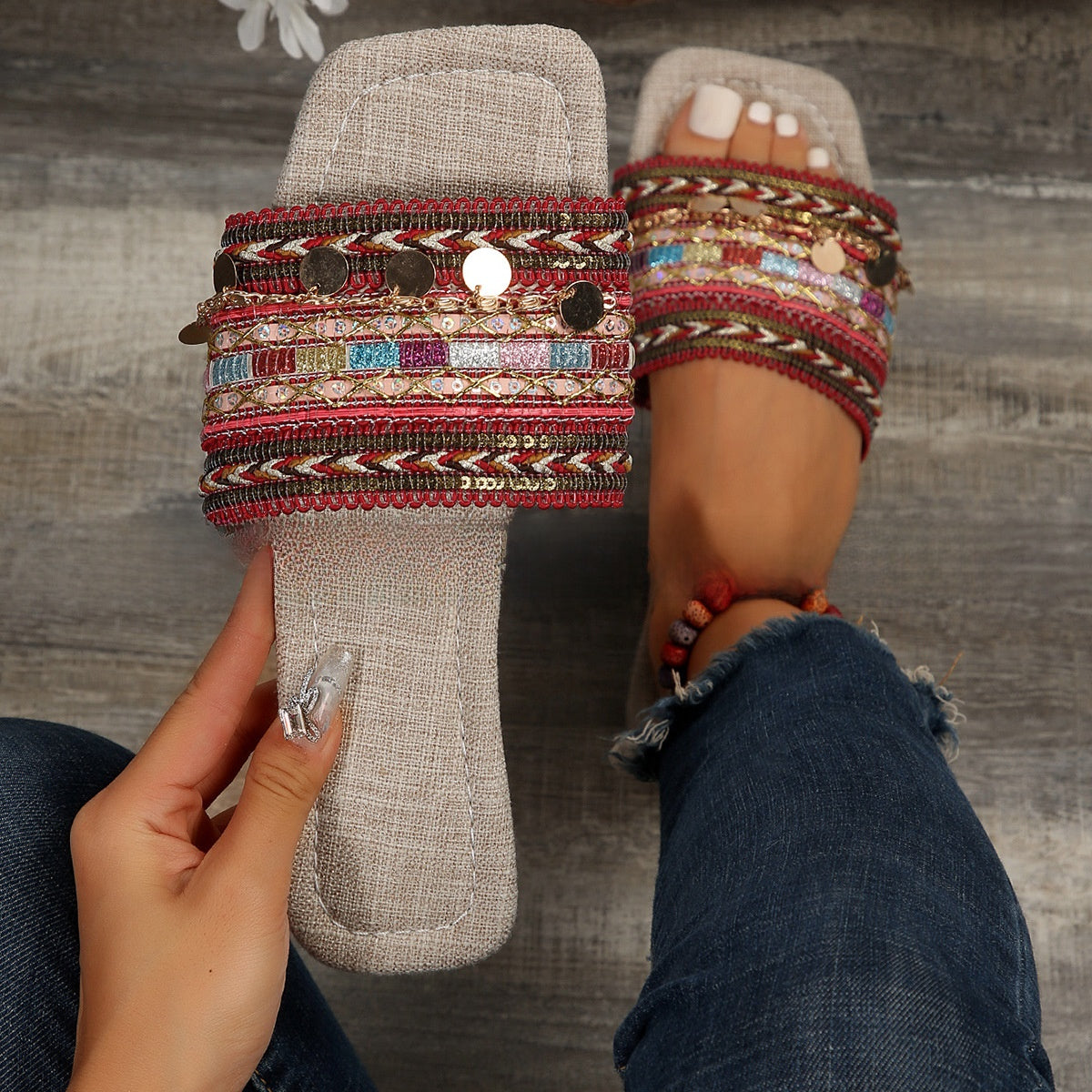 Boho-Sandalen für Damen | Mehrfarbig gewebter Riemen mit Goldmünzen-Detail | Sommersandalen mit eckiger Zehenpartie
