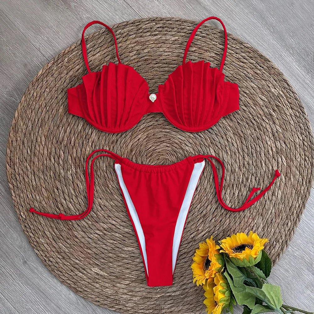 Set bikini a conchiglia color crema con dettaglio perle | Top con ferretto, bordo a conchiglia e volant, slip con laccetti laterali | Costumi da bagno di lusso da donna