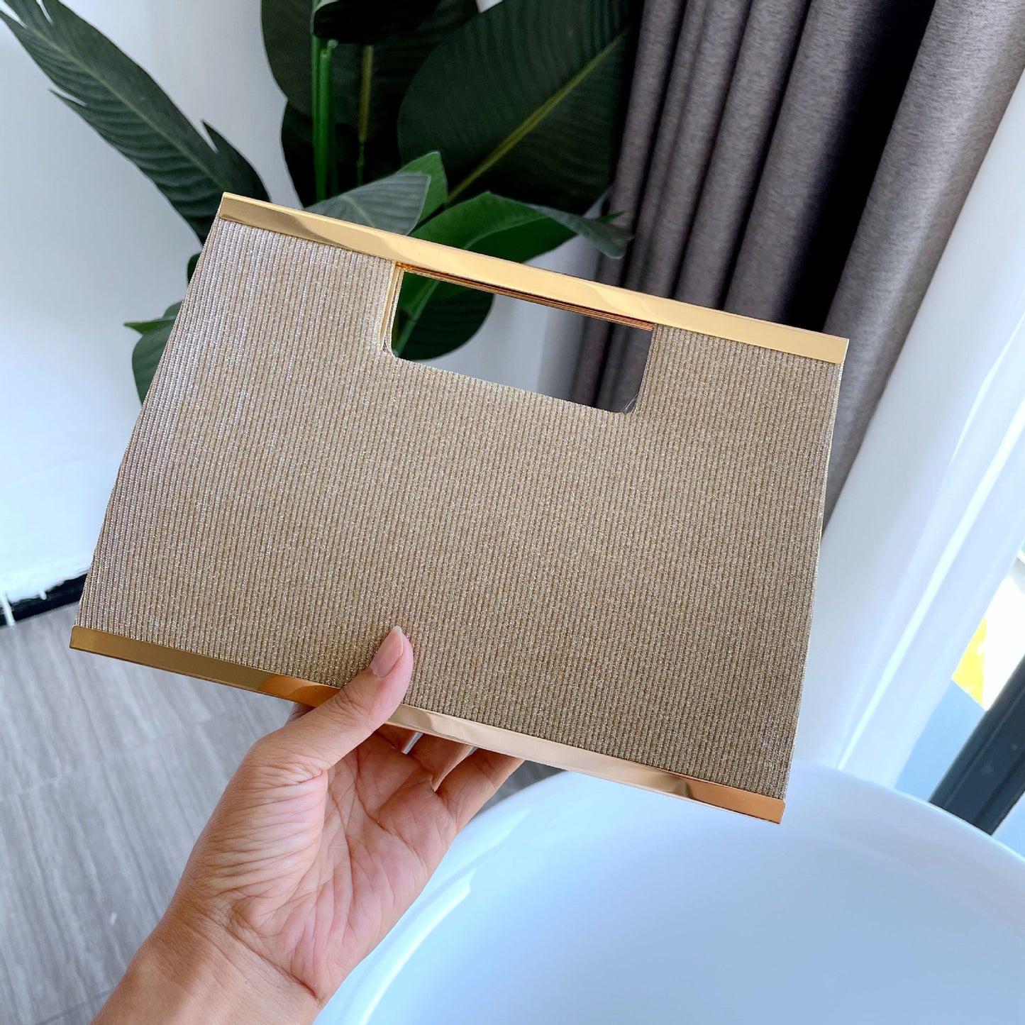 Schwarze Glitzer-Abendclutch – Funkelnde Clutch mit goldfarbenem Metallrahmen und -griff | Elegante Handtasche für festliche Anlässe 