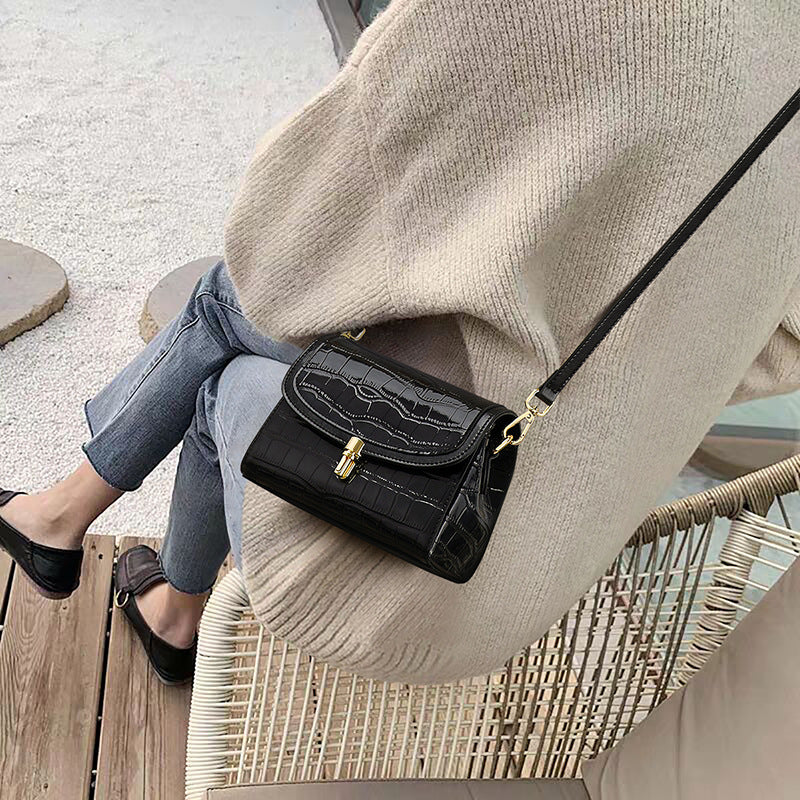 Schwarze Umhängetasche aus Leder mit Krokodilprägung – Strukturierte Schultertasche mit Überschlag und Schlossverschluss | Klassische Damenhandtasche 