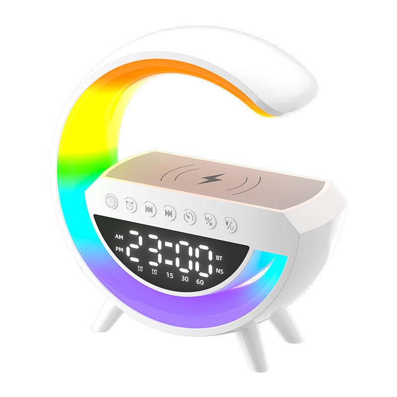 مكبر صوت بلوتوث LED RGB على شكل حرف G، شاحن لاسلكي، ساعة منبه، شاشة رقمية، وضع AM/PM، وضع BT، غفوة، إضاءة ليلية، مصباح جوّي، قاعدة شحن سريع 15 واط لأجهزة iPhone وAndroid، مناسبة لغرفة النوم أو المكتب 