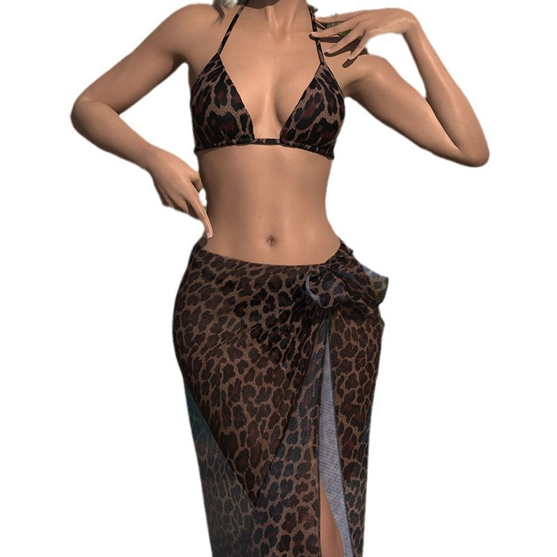 Set bikini leopardato tre pezzi con gonna a portafoglio | Top a triangolo allacciato al collo perizoma con lacci laterali e pareo | Costume da bagno da donna con stampa animalier selvaggia