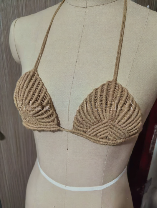 Gold Häkel-Makramee Bikini Set Triangel Halter Top Netz Fransen Wickelrock Boho | Damen Dreiteilige Bademode Strandurlaub Resort Luxus Sommer