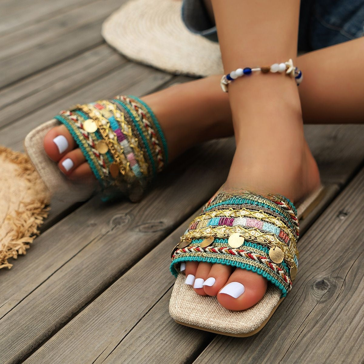 Boho-Sandalen für Damen | Mehrfarbig gewebter Riemen mit Goldmünzen-Detail | Sommersandalen mit eckiger Zehenpartie