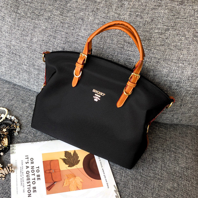 Schwarze Nylon-Tragetasche mit Ledergriffen – Designer-inspirierte Schultertasche | Leichte Reisehandtasche mit Logo 