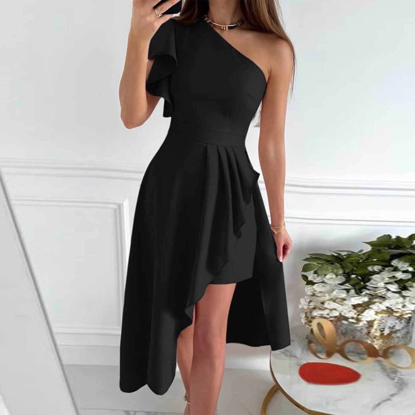 Schwarzes One-Shoulder-Kleid mit Rüschen und asymmetrischem Saum | Ärmelloses High-Low-Cocktailpartykleid für Damen