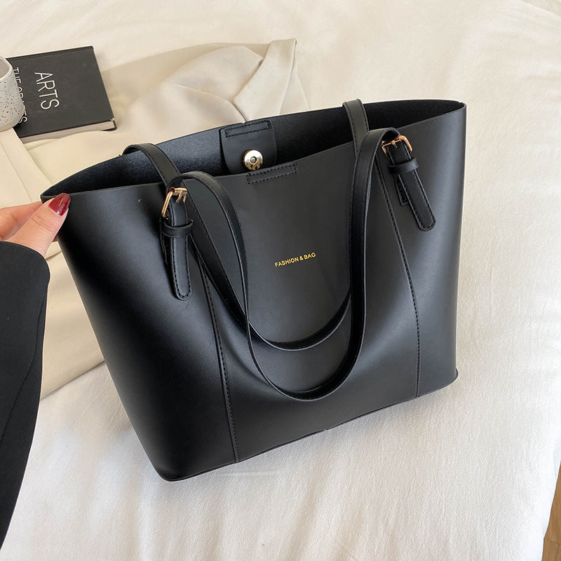 Schwarze Ledertasche – Klassische, strukturierte Schultertasche mit goldfarbenen Beschlägen | Große Business-Handtasche für Damen 