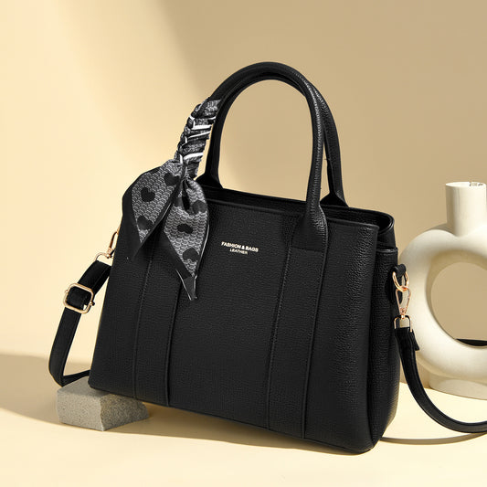 Schwarze Ledertasche Damen | Strukturierte Umhängetasche mit Schal-Detail und goldfarbener Hardware