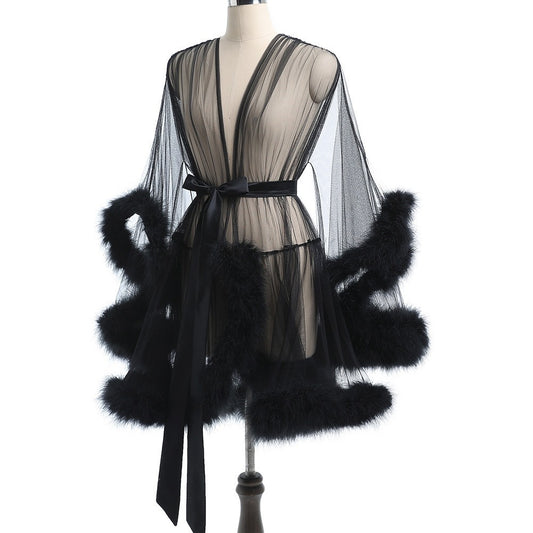 Set aus 3-teiligem Dessous-Set mit Federbesatz, transparentem Mesh und Marabu-Morgenmantel | Sexy Boudoir-Dessous in Schwarz, Rot und Weiß 