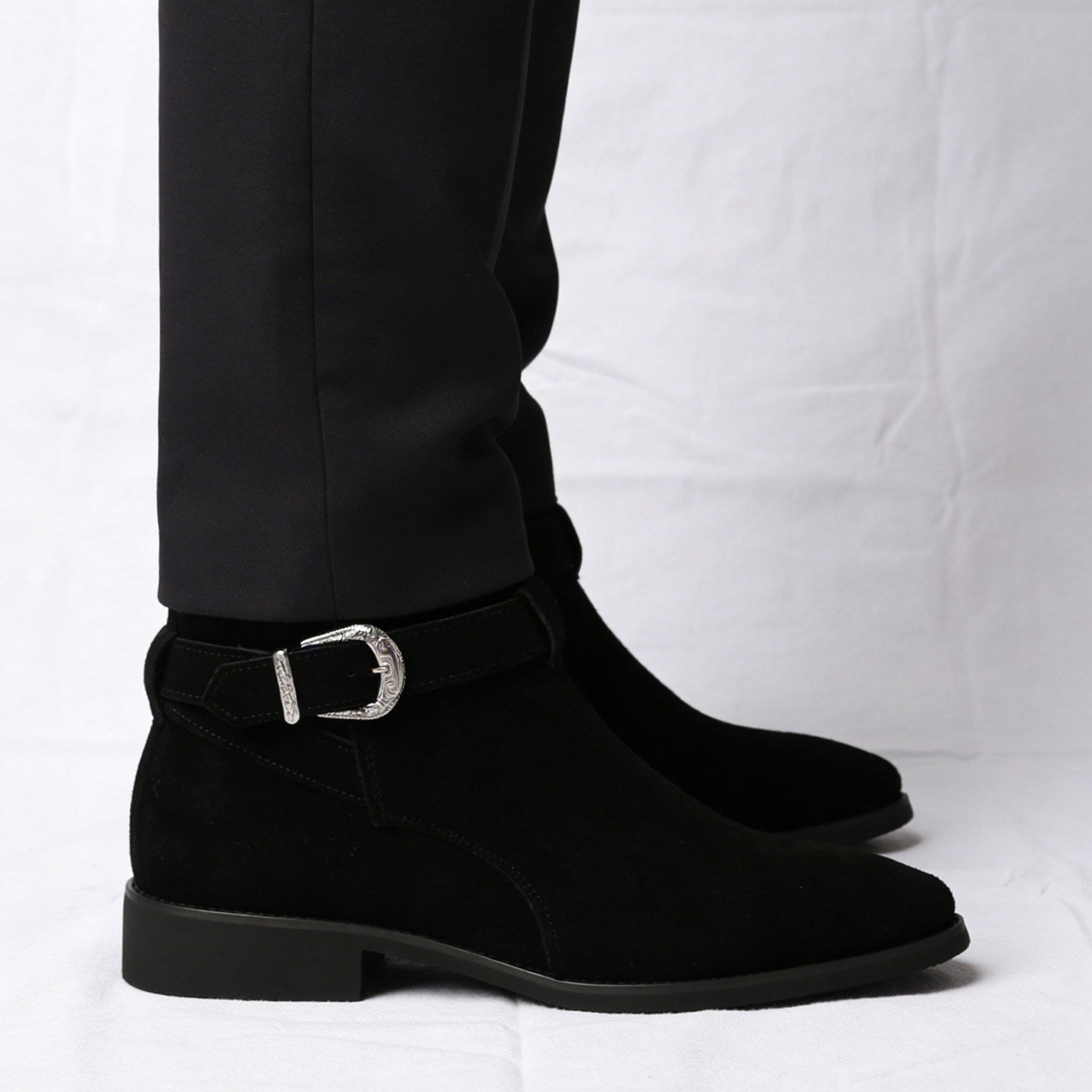 Braune Wildleder-Ankle-Boots für Herren | Chelsea-Boots mit silbernem Schnallenriemen und seitlichem Reißverschluss 