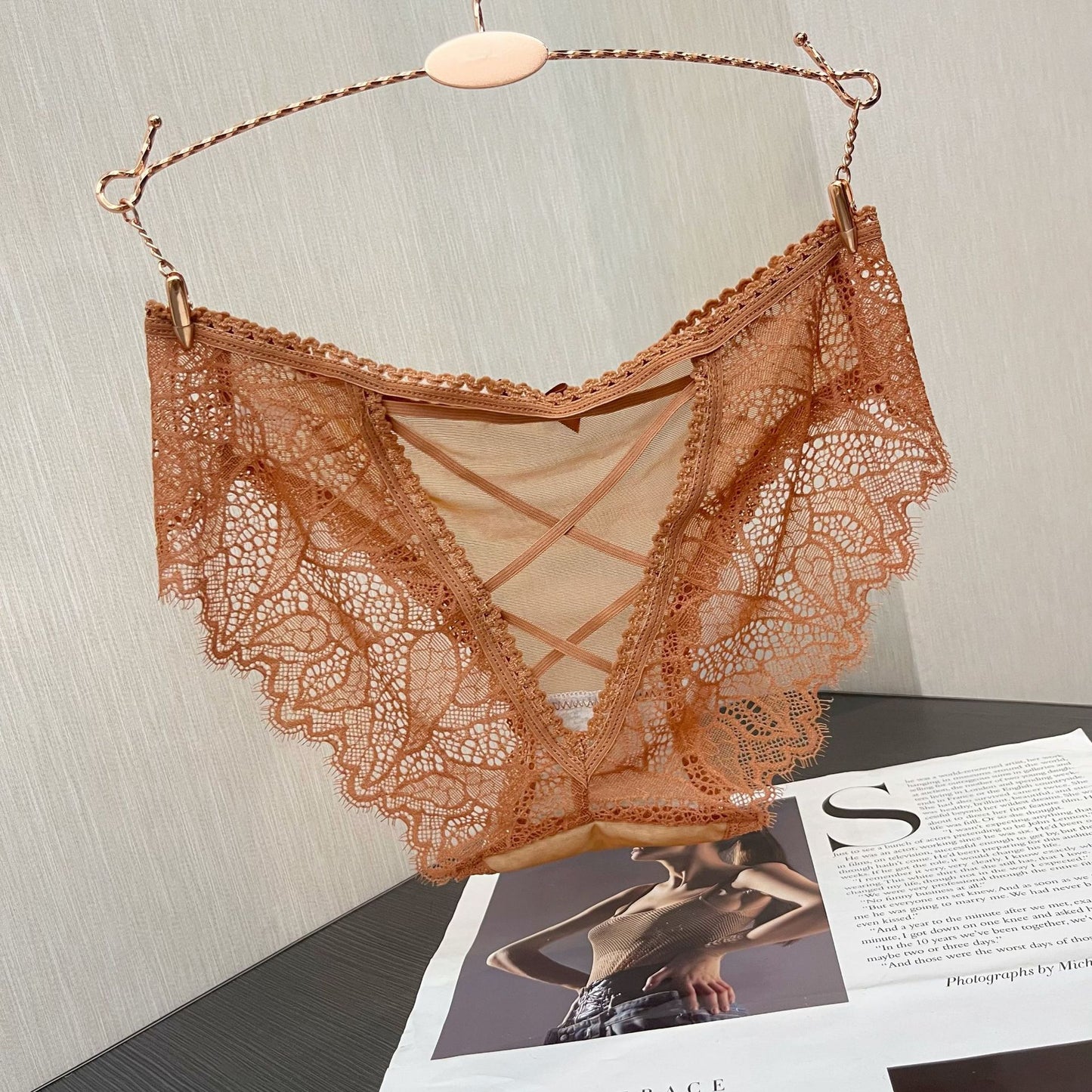 Damen Höschen mit schwarzer Spitze und überkreuzter Vorderseite | Transparente Mesh-Schnürunterwäsche | Sexy Wimpernspitzen-Slips