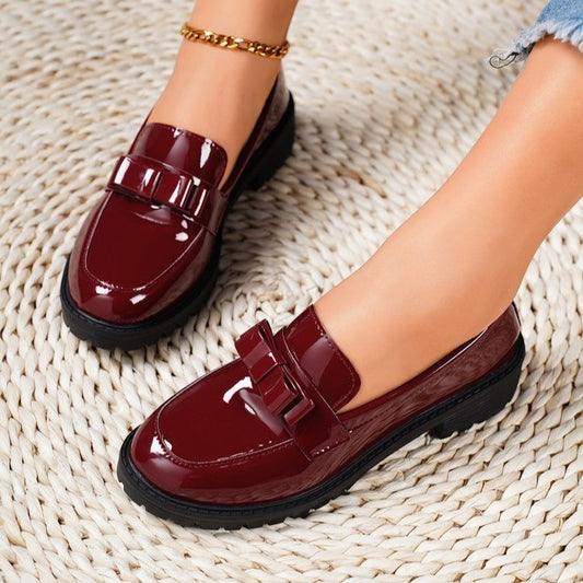 Burgunderrote Lackleder-Loafer mit Schleife für Damen | Glänzende dunkelrote Slipper mit Schleifendetail | Loafer mit griffiger Profilsohle und niedrigem Absatz | Hübsche feminine Lackleder-Loafer 