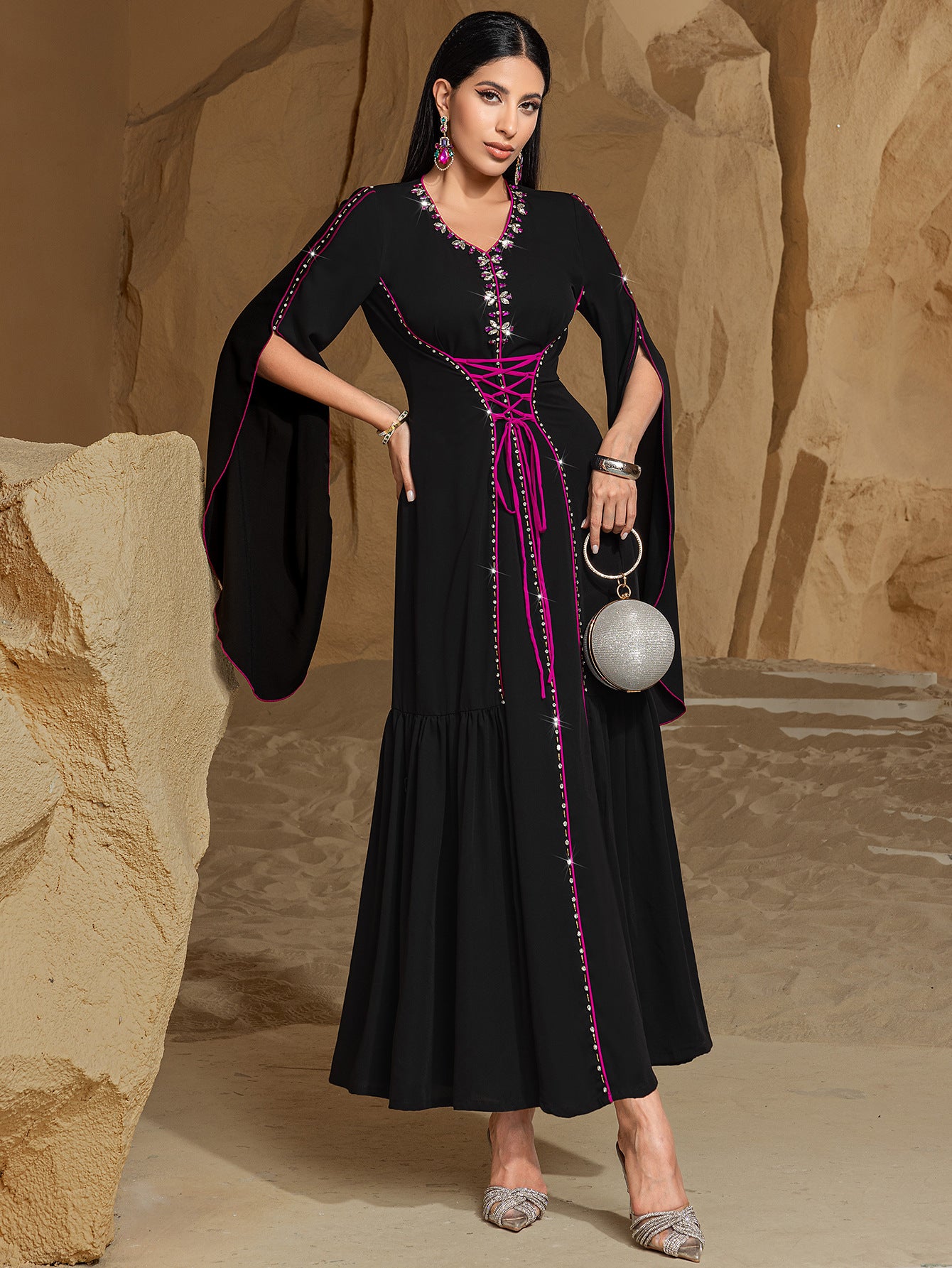 Schwarzes Abaya-Maxikleid für Damen | Elegantes Abendkleid in Fuchsia mit Schnürung, Strassverzierungen und ausgestellten Ärmeln 