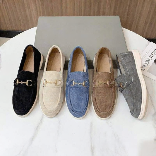 Graue Wildleder-Loafer mit Horsebit-Verschluss für Damen – Luxuriös inspirierte, flache Slipper mit goldfarbenen Beschlägen 