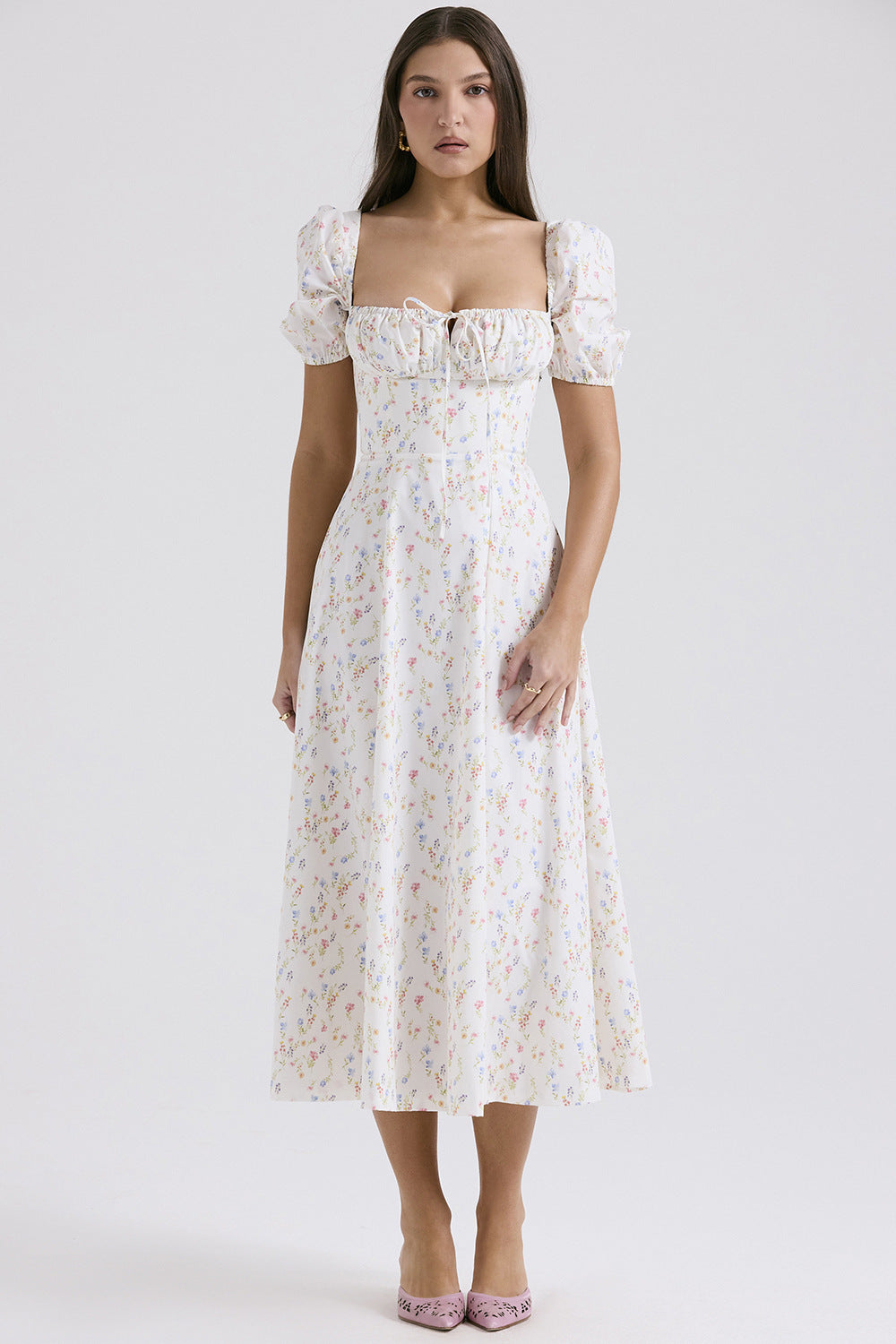 Abito midi a corsetto bianco | Stili con spalline sottili e maniche a sbuffo | Abito con gonna a pieghe floreale e tinta unita