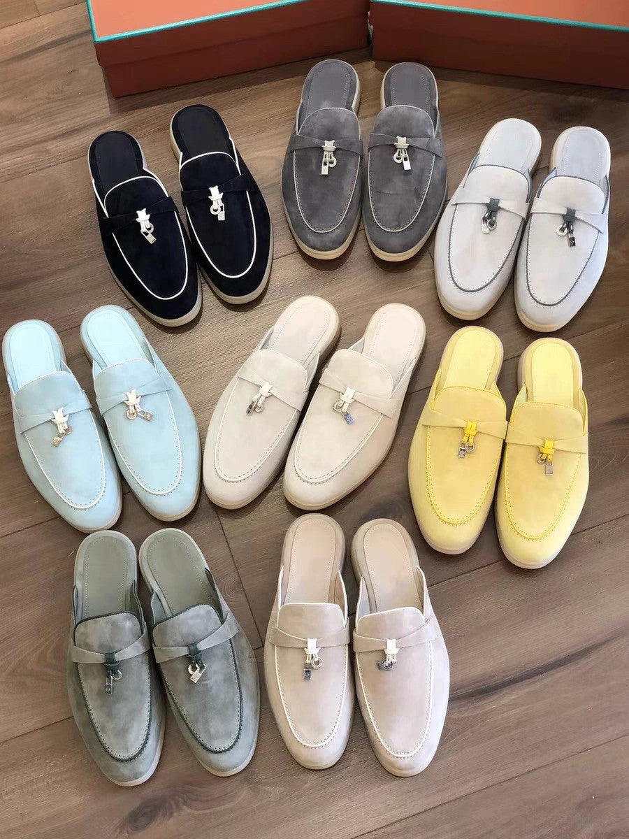 Rosa Wildleder-Mules für Damen mit silbernem Anhänger – luxuriös inspirierte, offene Slipper zum Hineinschlüpfen 