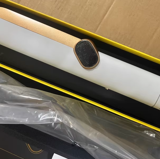 مكواة فرد الشعر Yoly Beauty Airflow | مكواة فرد شعر رمادية ذهبية بتصميم Airstrat مع قاعدة تهوية | مكواة فرد شعر أيونية احترافية سلكية مع علبة هدايا ودليل استخدام