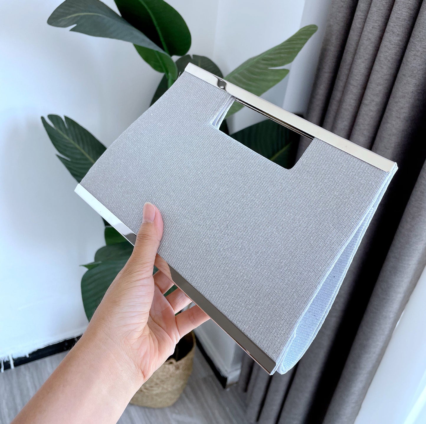 Schwarze Glitzer-Abendclutch – Funkelnde Clutch mit goldfarbenem Metallrahmen und -griff | Elegante Handtasche für festliche Anlässe 