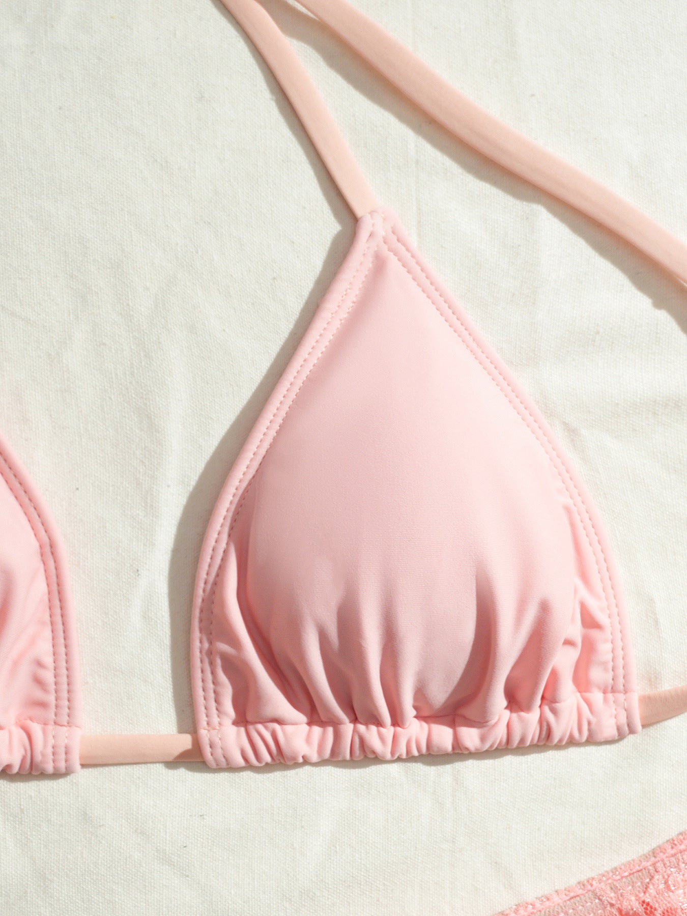 Schwarzes Triangel-Bikini-Set mit Neckholder-Oberteil und Minirock aus Spitze und Mesh – sexy 2-teiliges Strand- und Strand-Set 