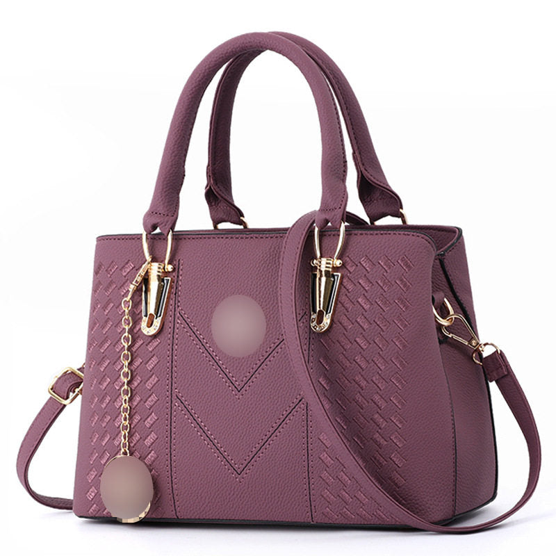 Schwarze, strukturierte Henkeltasche mit goldfarbenen Beschlägen – formstabile Tote Bag mit Schulterriemen | Designer-inspirierte Handtasche mit Anhänger 