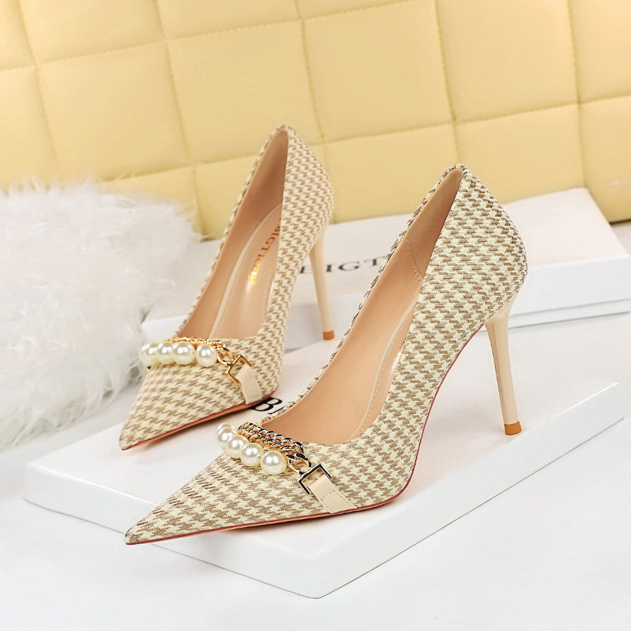 Beigefarbene Stiletto-Pumps mit Hahnentrittmuster, Perlenkette und spitzer Zehenpartie | Karierte, perlenbesetzte Damen-Pumps mit hohem Absatz