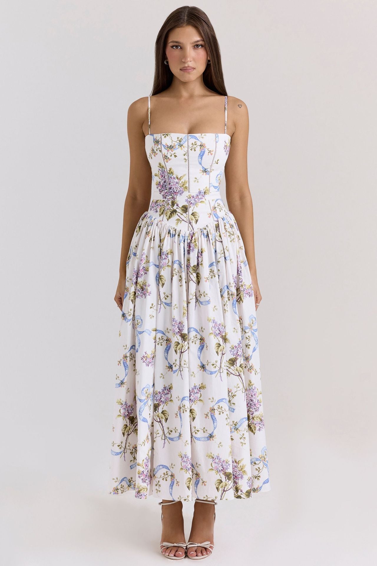 Abito midi a corsetto bianco | Stili con spalline sottili e maniche a sbuffo | Abito con gonna a pieghe floreale e tinta unita