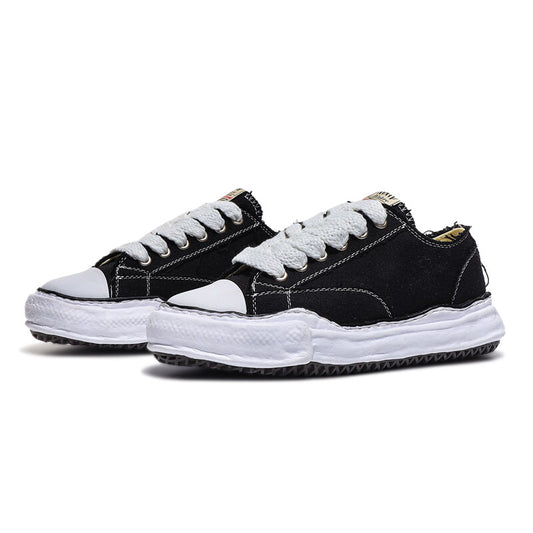 Schwarze, klobige Canvas-Sneaker | Schnürschuhe im Used-Look mit offener Kante | Skateschuhe mit übergroßer Sohle | Avantgarde-Sneaker im Designer-Stil 