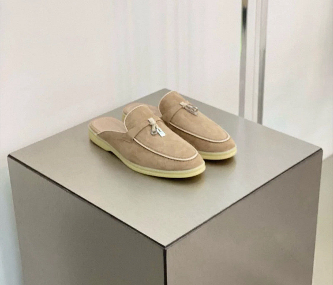 Rosa Wildleder-Mules für Damen mit silbernem Anhänger – luxuriös inspirierte, offene Slipper zum Hineinschlüpfen 