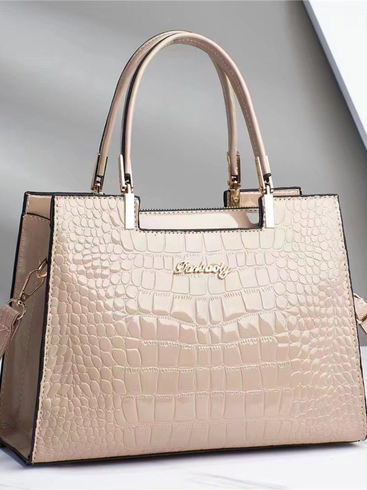 Weiße Handtasche mit Krokodilprägung – Strukturierte Tragetasche mit goldfarbenen Beschlägen | Elegante Schultertasche mit Krokodilmuster und zwei Tragegriffen 