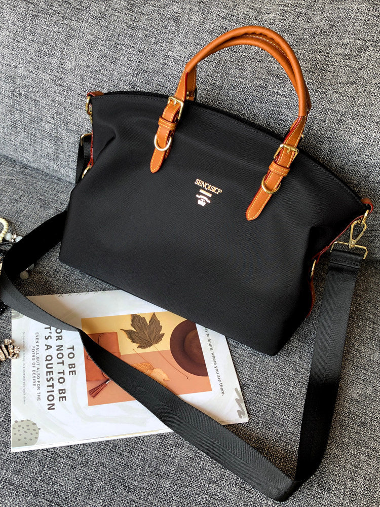 Schwarze Nylon-Tragetasche mit Ledergriffen – Designer-inspirierte Schultertasche | Leichte Reisehandtasche mit Logo 